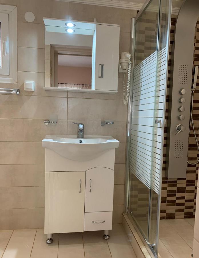 Ey House Halikounas